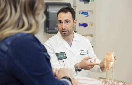 医学博士尼尔·戈登伯格(尼尔·戈登伯格)向患者展示了前交叉韧带在膝盖模型上的位置