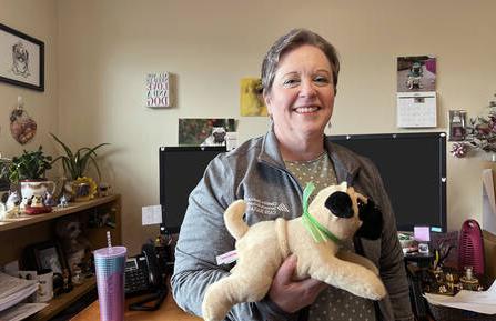 唐娜·贝克维斯和她满办公室的哈巴狗